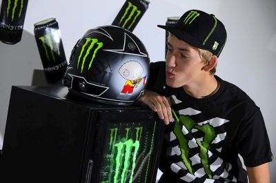Máca má novou helmu s logem Monster. Chybět nemůže pro něj už typický Stewie. monster-martin-semerad-2s